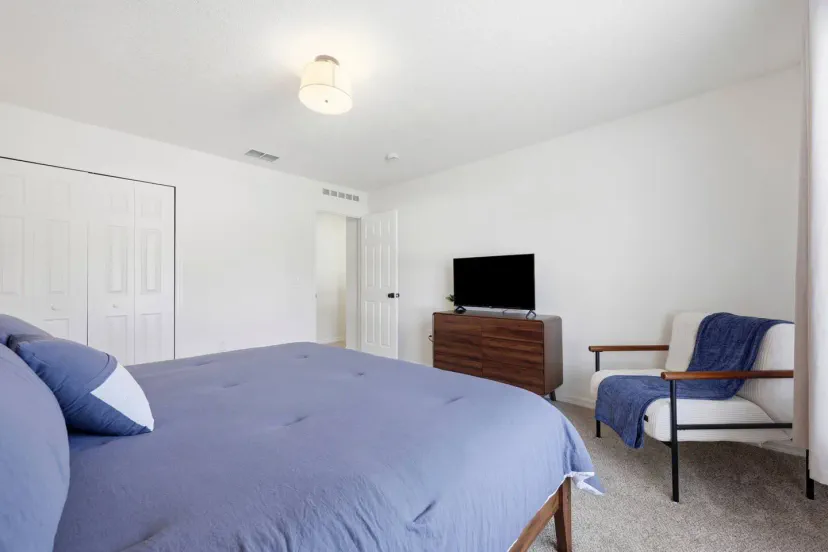 Una espaciosa segunda habitación con cama king que ofrece a las parejas espacio para acomodarse.