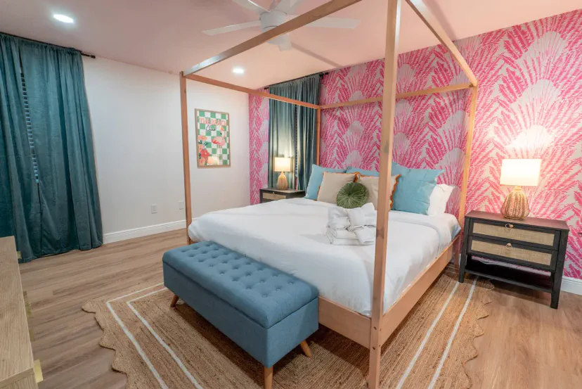 Détendez-vous dans cette chambre élégante inspirée des resorts—votre retraite privée pour des nuits reposantes et des matins de vacances décontractés ✨