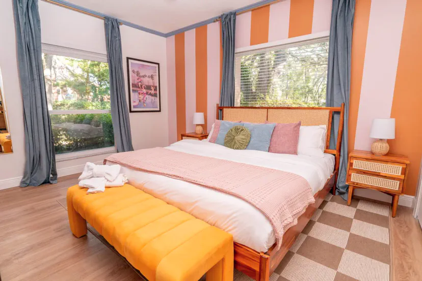 Luminaire, joyeux et plein de charme—cette chambre ensoleillée est l'endroit parfait pour se détendre, se ressourcer et profiter de l'ambiance des vacances ✨