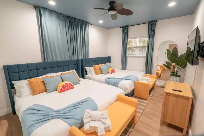 Reposez-vous dans cette chambre lumineuse au style côtier—parfaite pour les familles ou les amis qui souhaitent se détendre confortablement après une journée ensoleillée à Clearwater ️