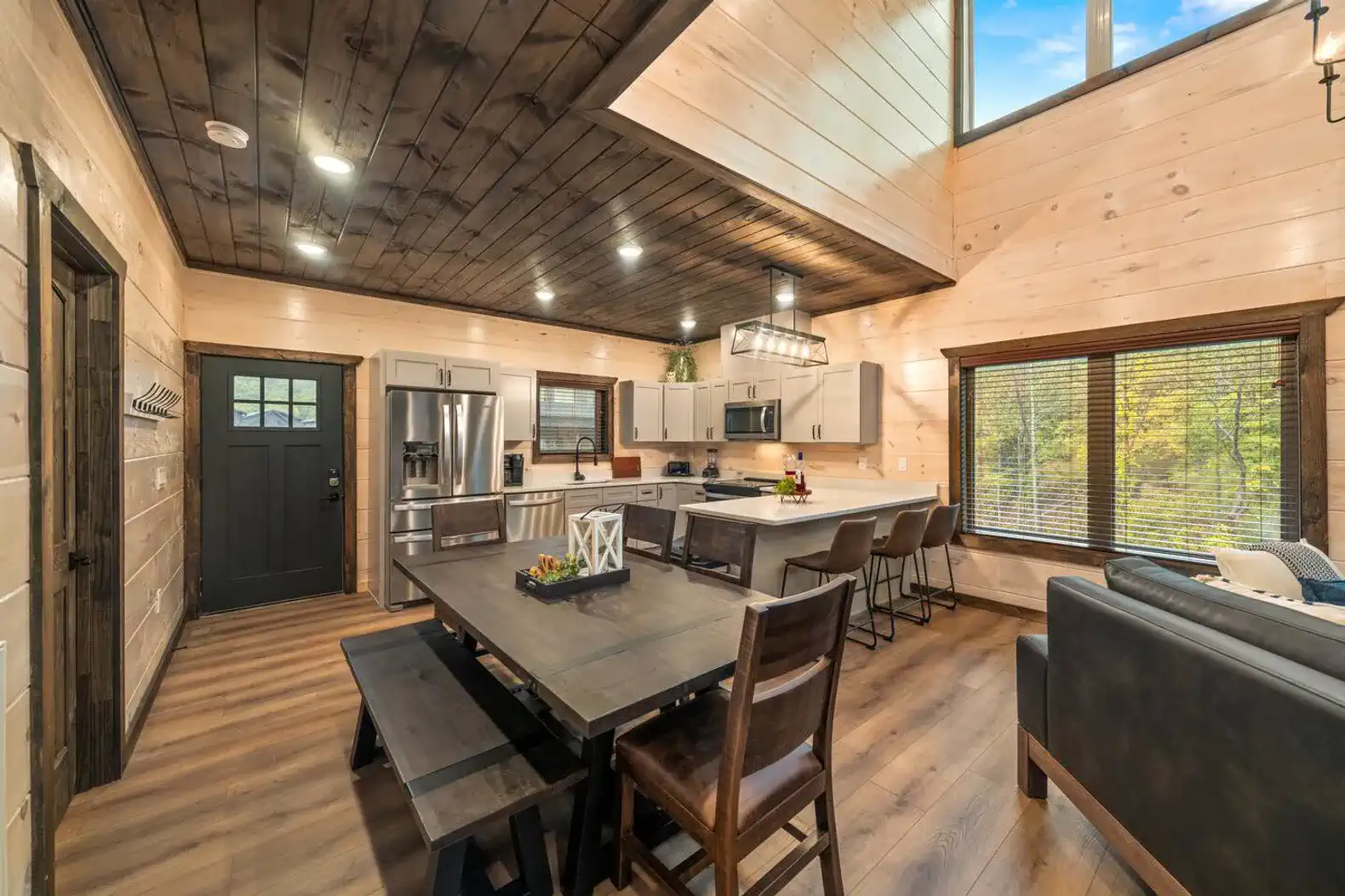 Modern-Pool-1 Mi to PKWY-Pets-Games-Theatre – foto 1