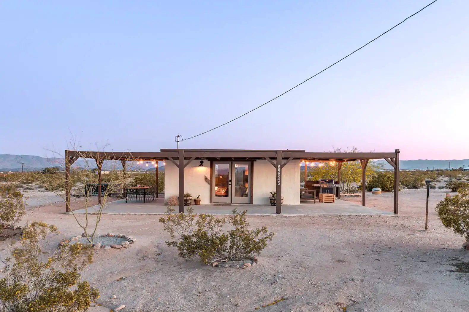 Charming desert retreat with outdoor dining area and mountain views
