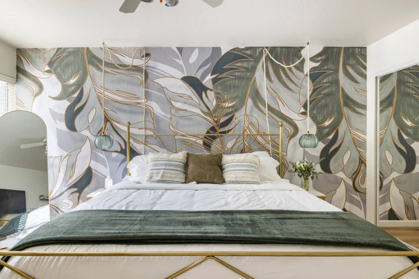 Schmelze in das Bett mit dieser gemütlichen King-Matratze, plüschigen Kissen und einer Kombination aus Decke und Bettdecke. Der Ganzkörperspiegel mit trendiger Tapete sorgt für die süßesten Fotos.