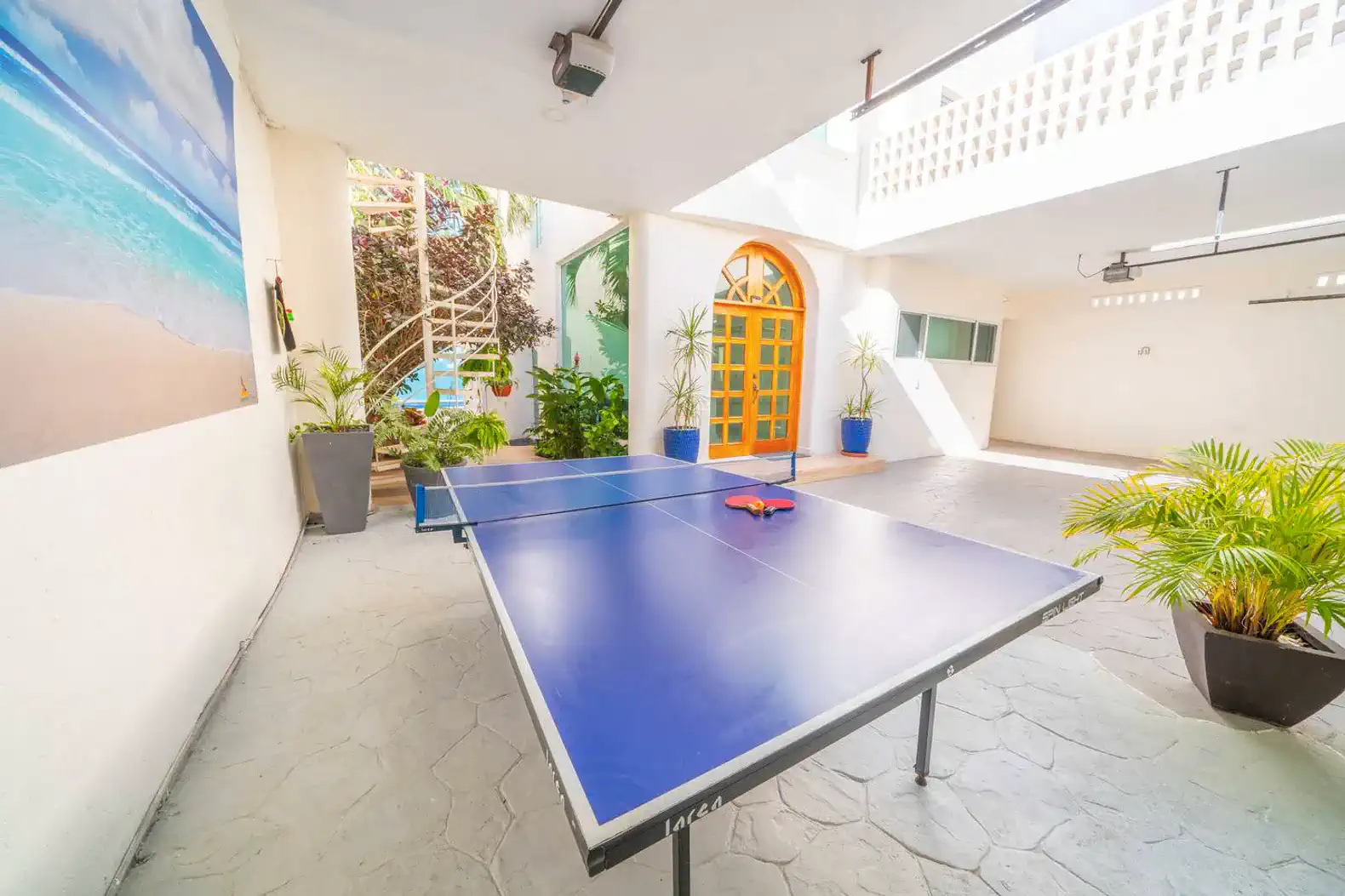 Ping-Pong Table and private garage for 2 cars