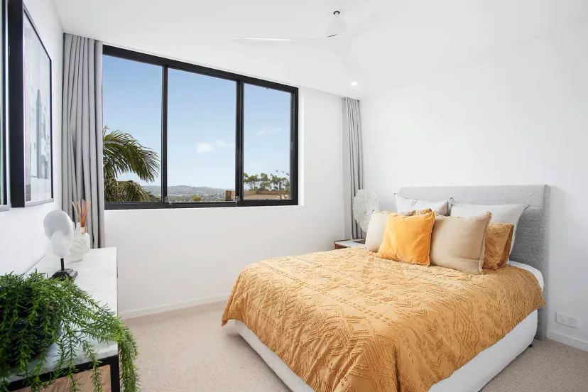 Cama Queen e vistas do distrito