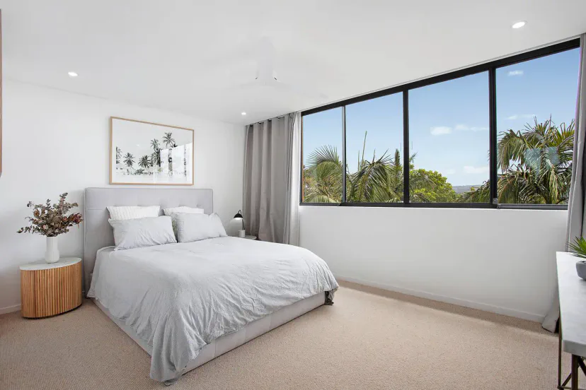Quarto principal com cama Queen confortável