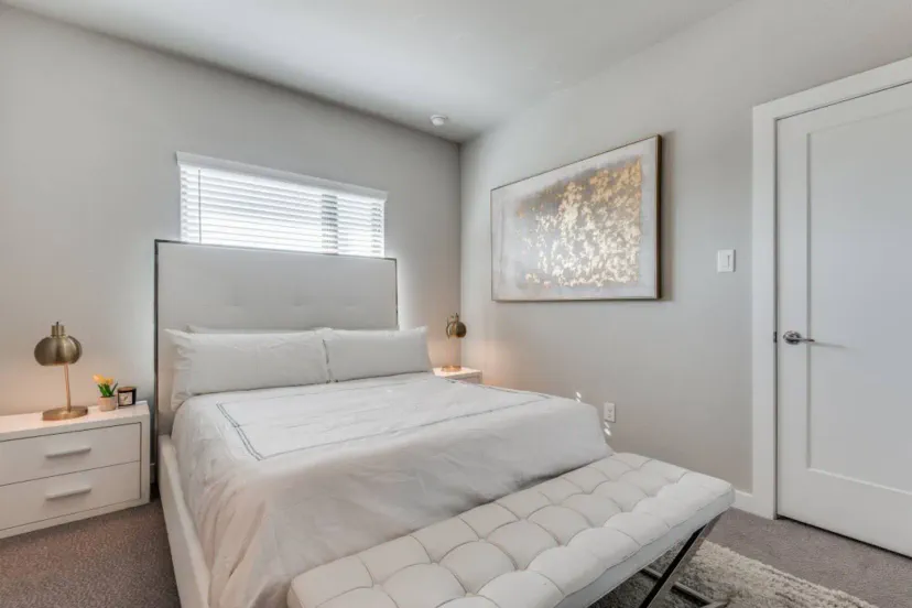 Chambre confortable avec un lit queen, lampes de chevet et décoration moderne