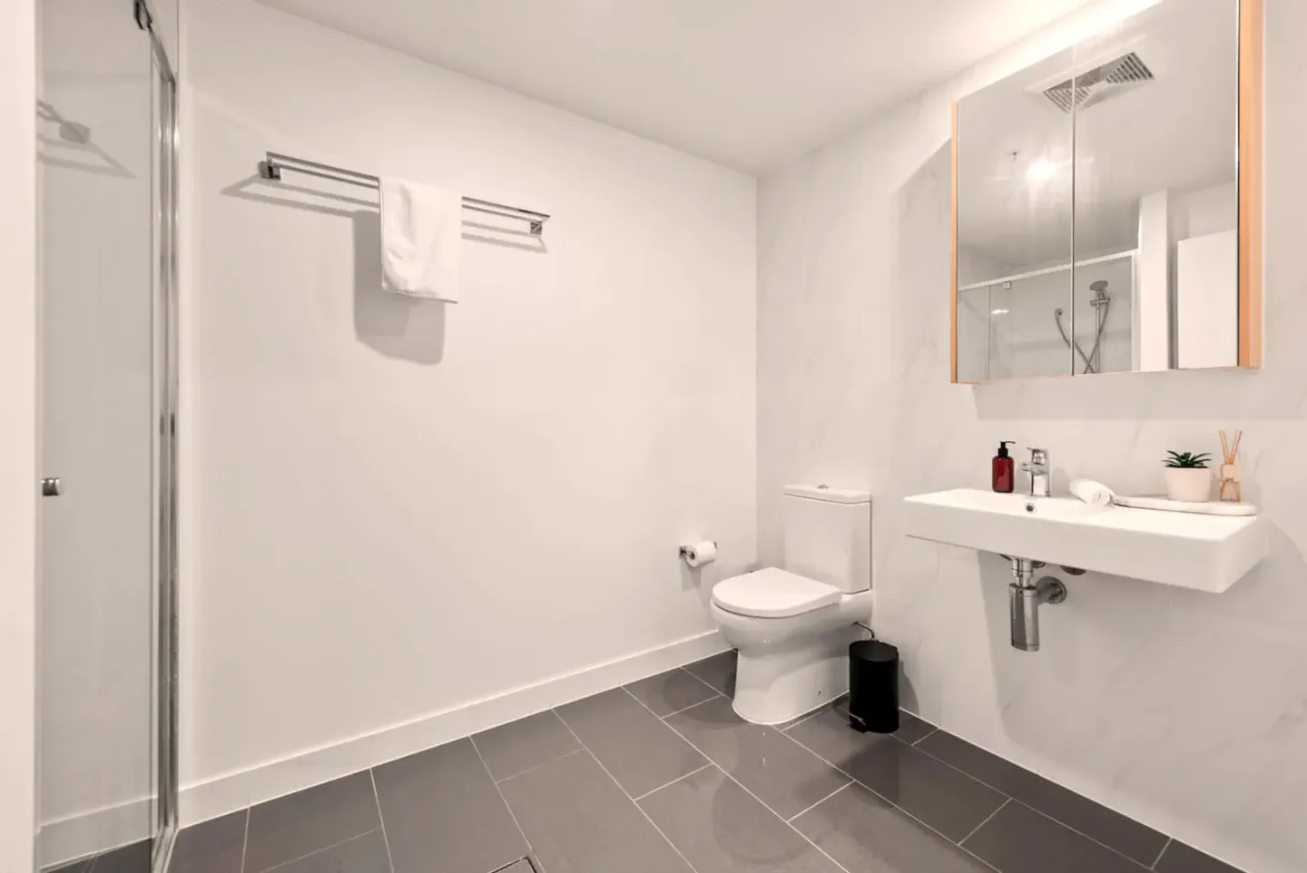Ivy and Eve 2BR City View with Parking – photo 18