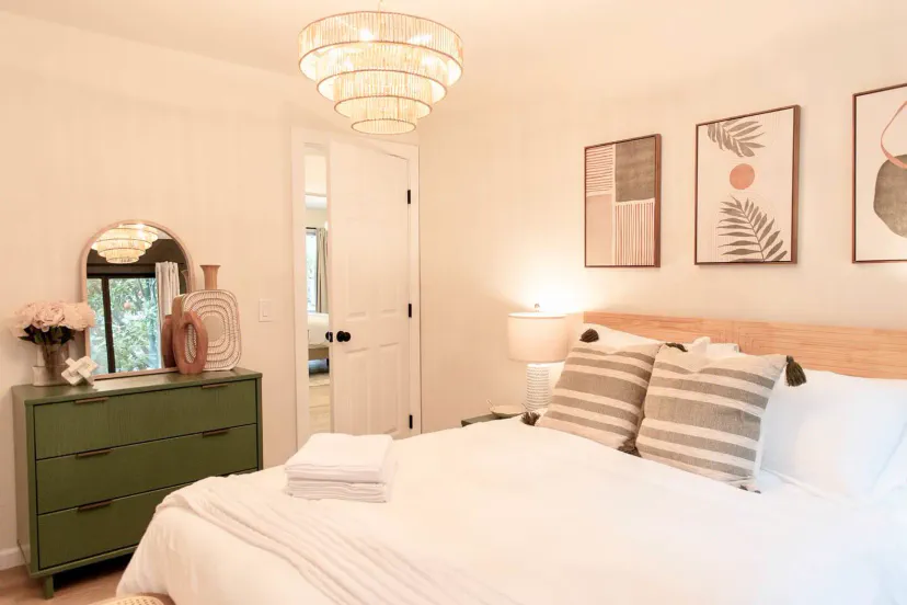 2. Schlafzimmer mit neuer Memory-Schaum Queen-Matratze