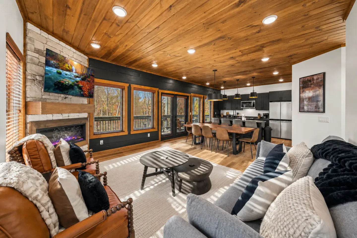Private hot tub | Three king suites | Wooded views – photo 2