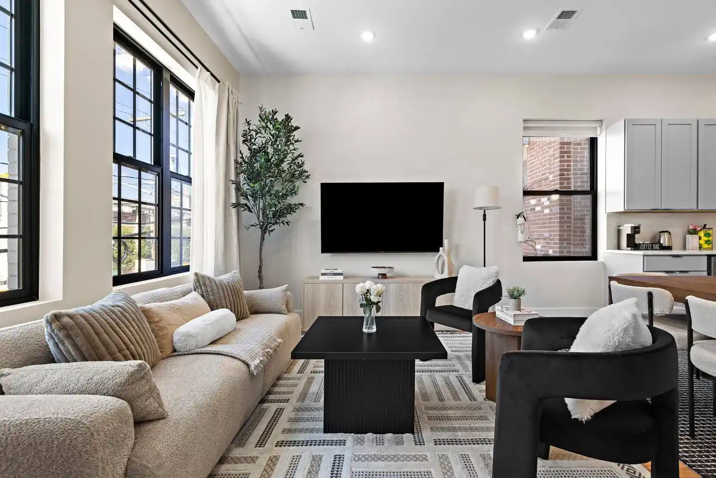 Spacious 3BR Designer Home – photo 3
