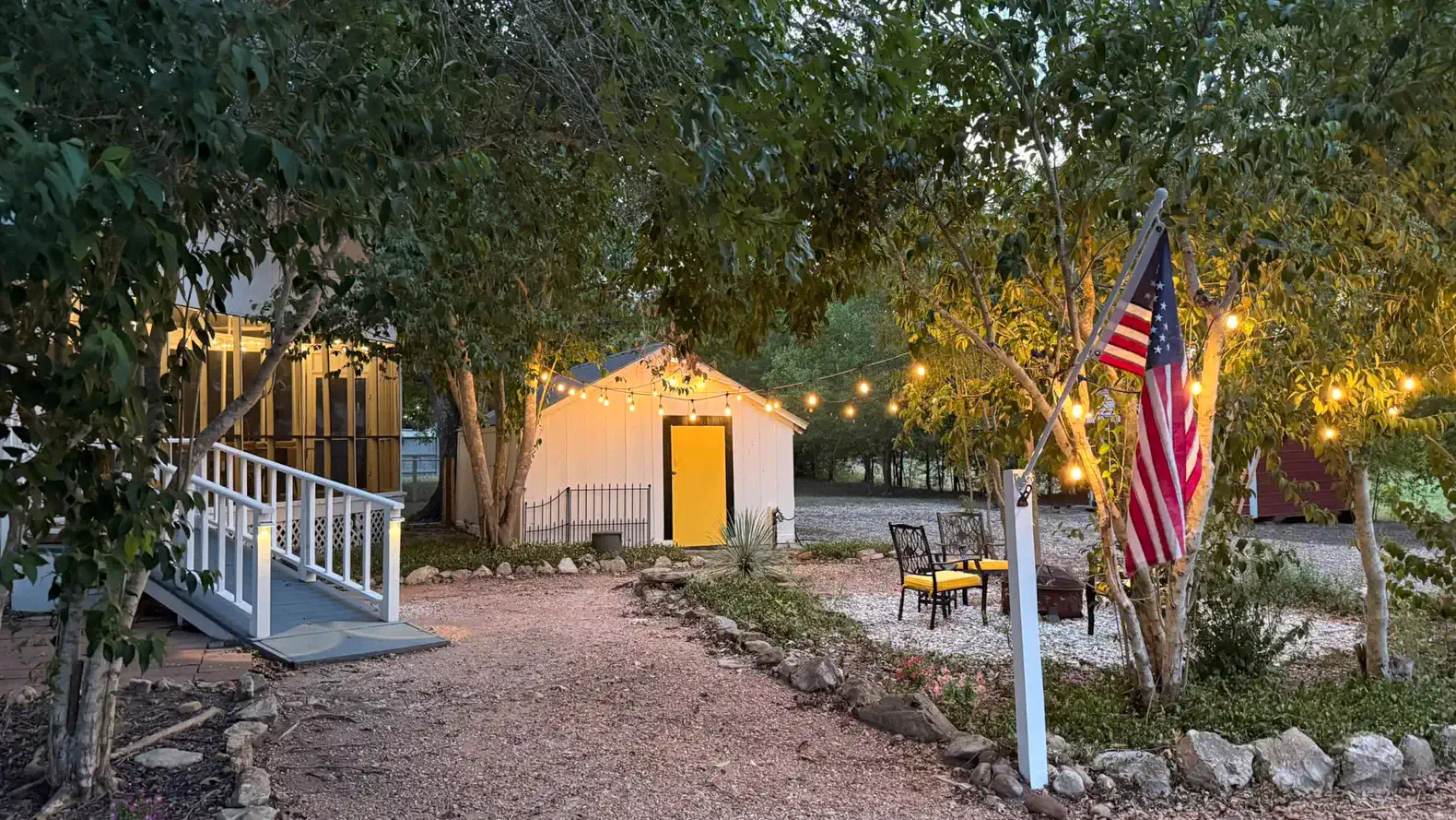 Vintage 1940 Farmhouse Retreat Near Round Top