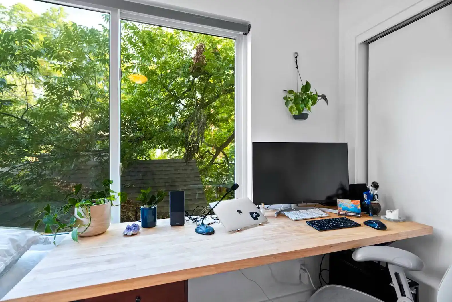 Modern Oasis next to Lake photo 8