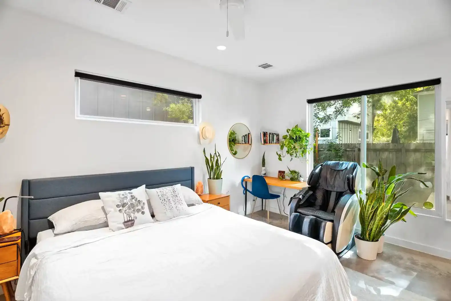 Modern Oasis next to Lake photo 3