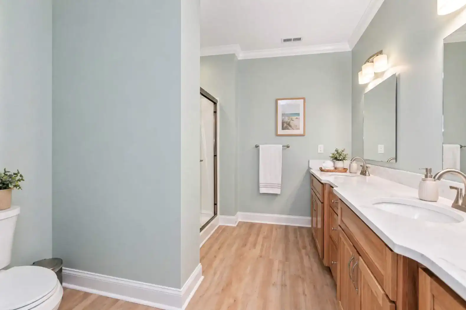 Massive, private bathroom off Lower King Bedroom