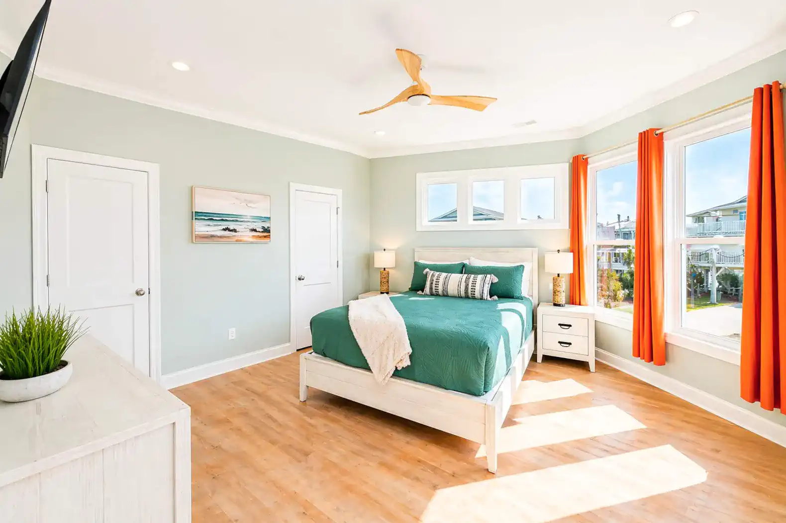 Bright, King Bedroom with En Suite.
