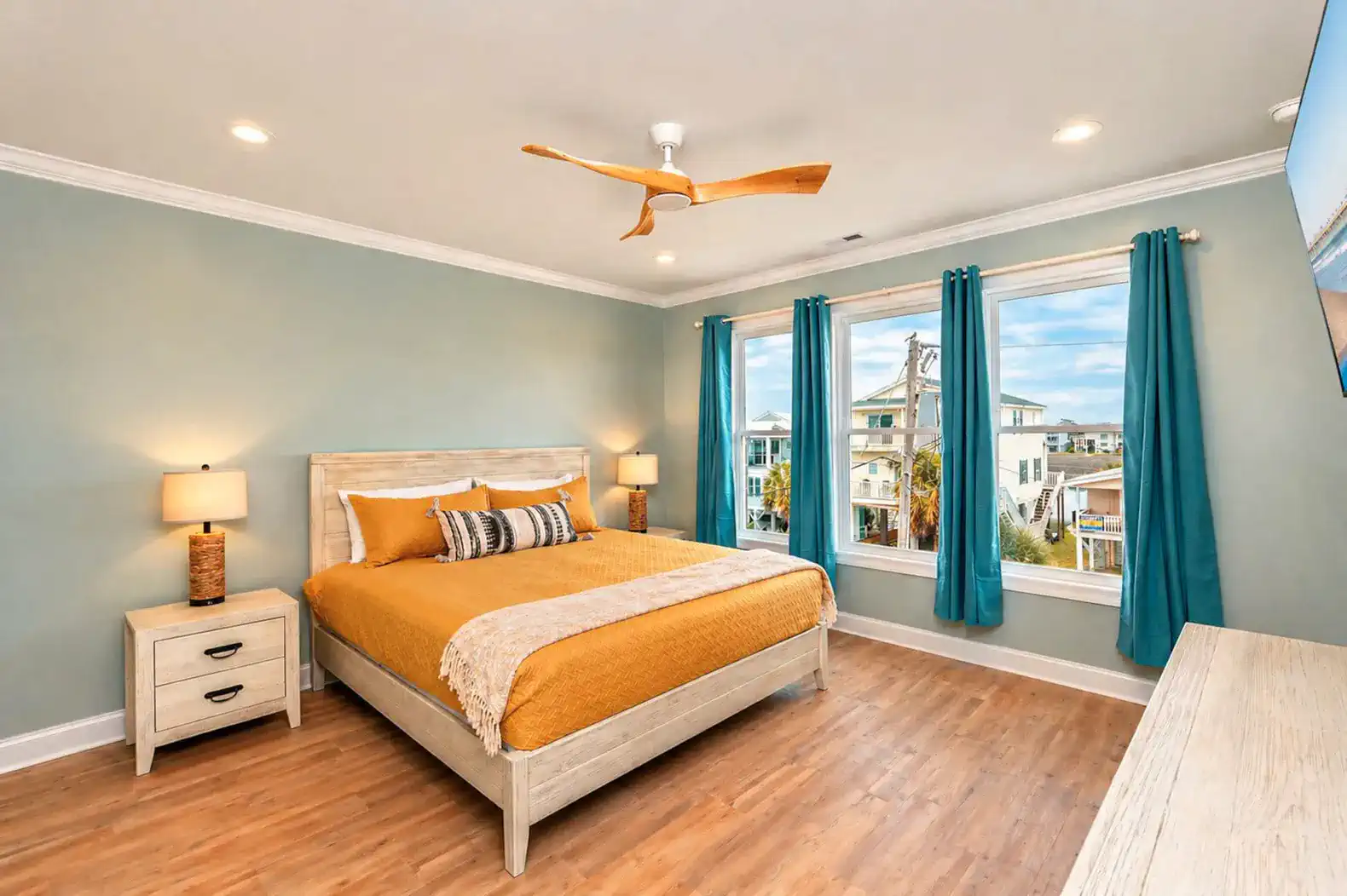 Spacious king bedroom on the upper floor.  Has attached En Suite bathroom and closet.