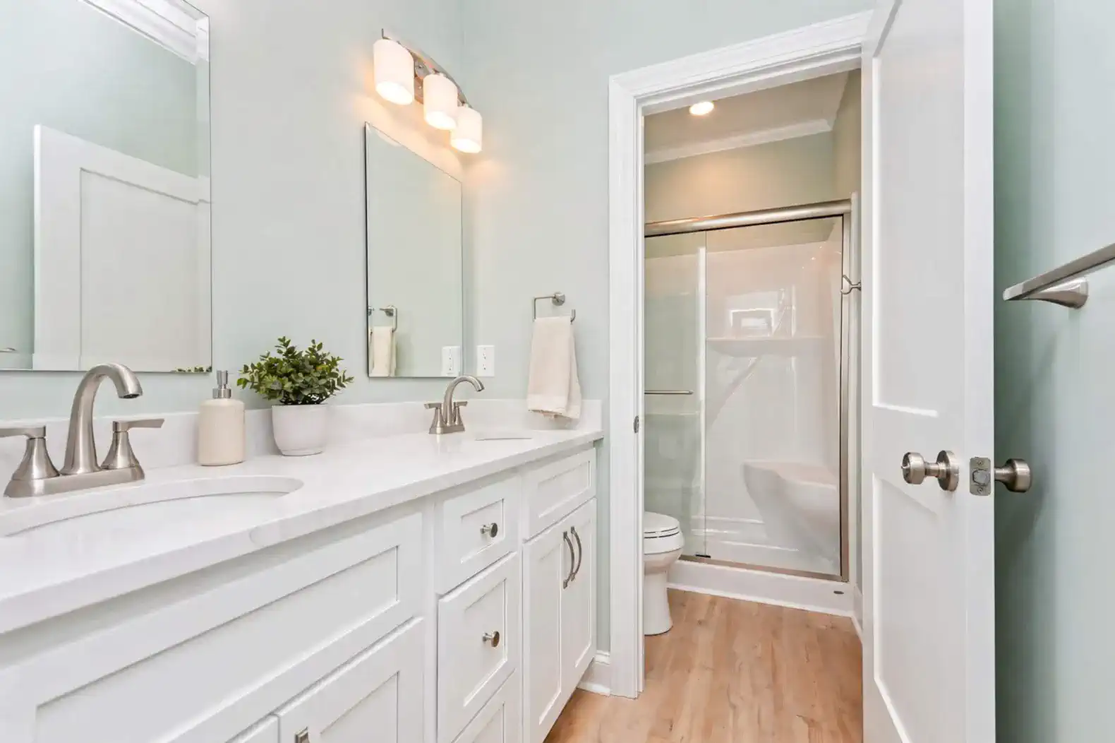 Vanity Area-Has a lockout to shower/toilet