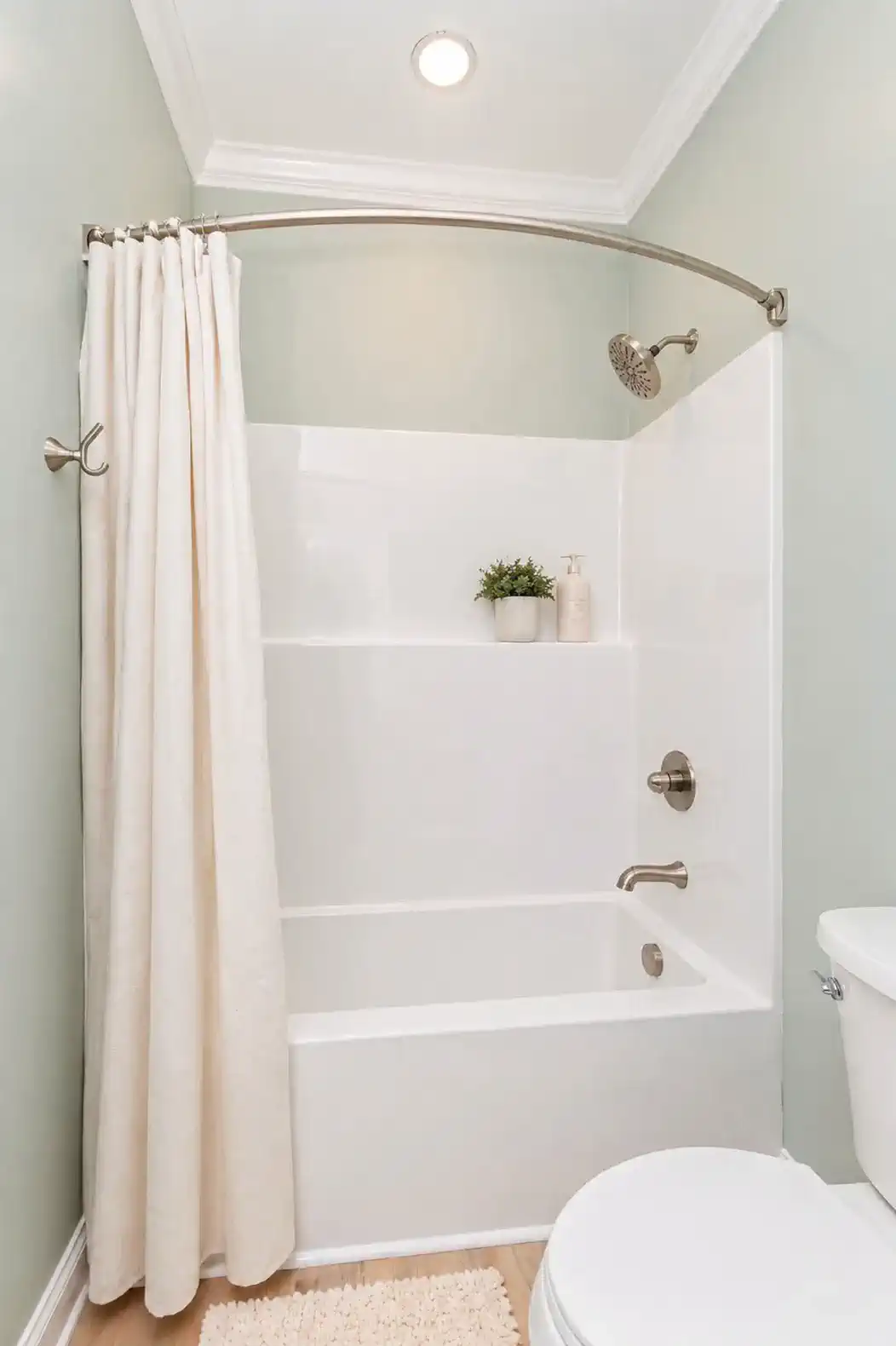 Bunk Room tub/shower