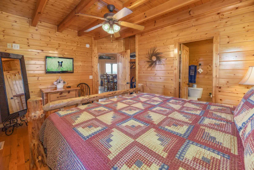 - Gemütliches Holzschlafzimmer mit einem handgefertigten Holzbett und charmantem Hütten-Dekor   - Genieße deine Lieblingssendungen auf dem montierten Fernseher nach einem Tag in den Smoky Mountains   - Rustikaler Komfort und moderne Akzente schaffen den perfekten Bergurlaub