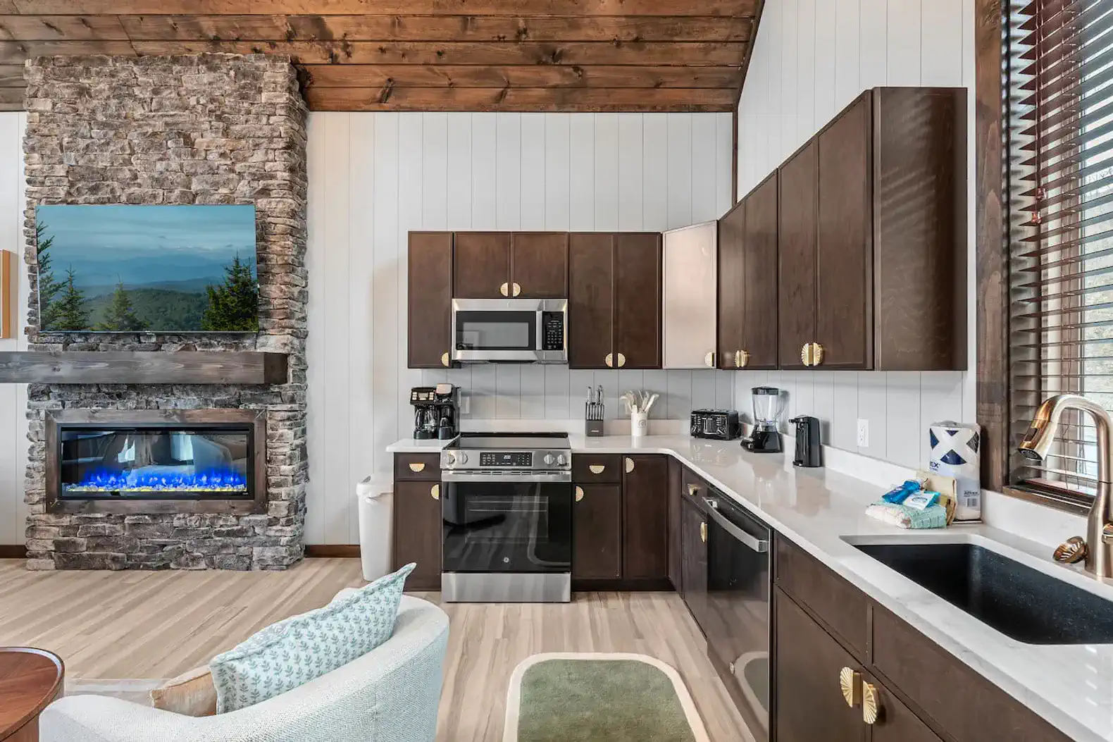 In the kitchen you'll find appliances such as a toaster, coffee maker, blender, can opener, microwave, stove, oven, dishwasher, fridge, and freezer. The fridge also has a water dispenser inside. 