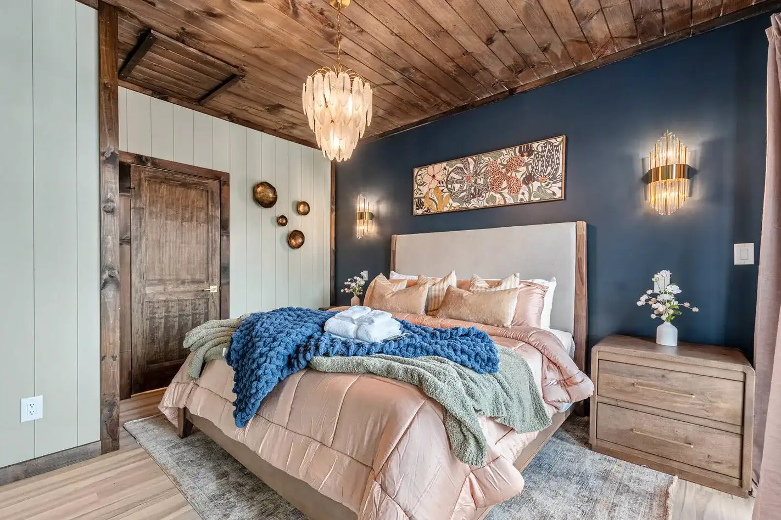Primary bedroom tastefully designed to keep things fun and cozy during your stay. 