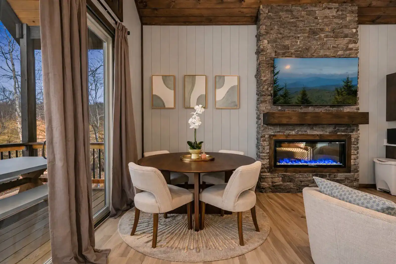 Comfy and perfectly located just a few steps away from the kitchen. Eat and hangout all in the same space!