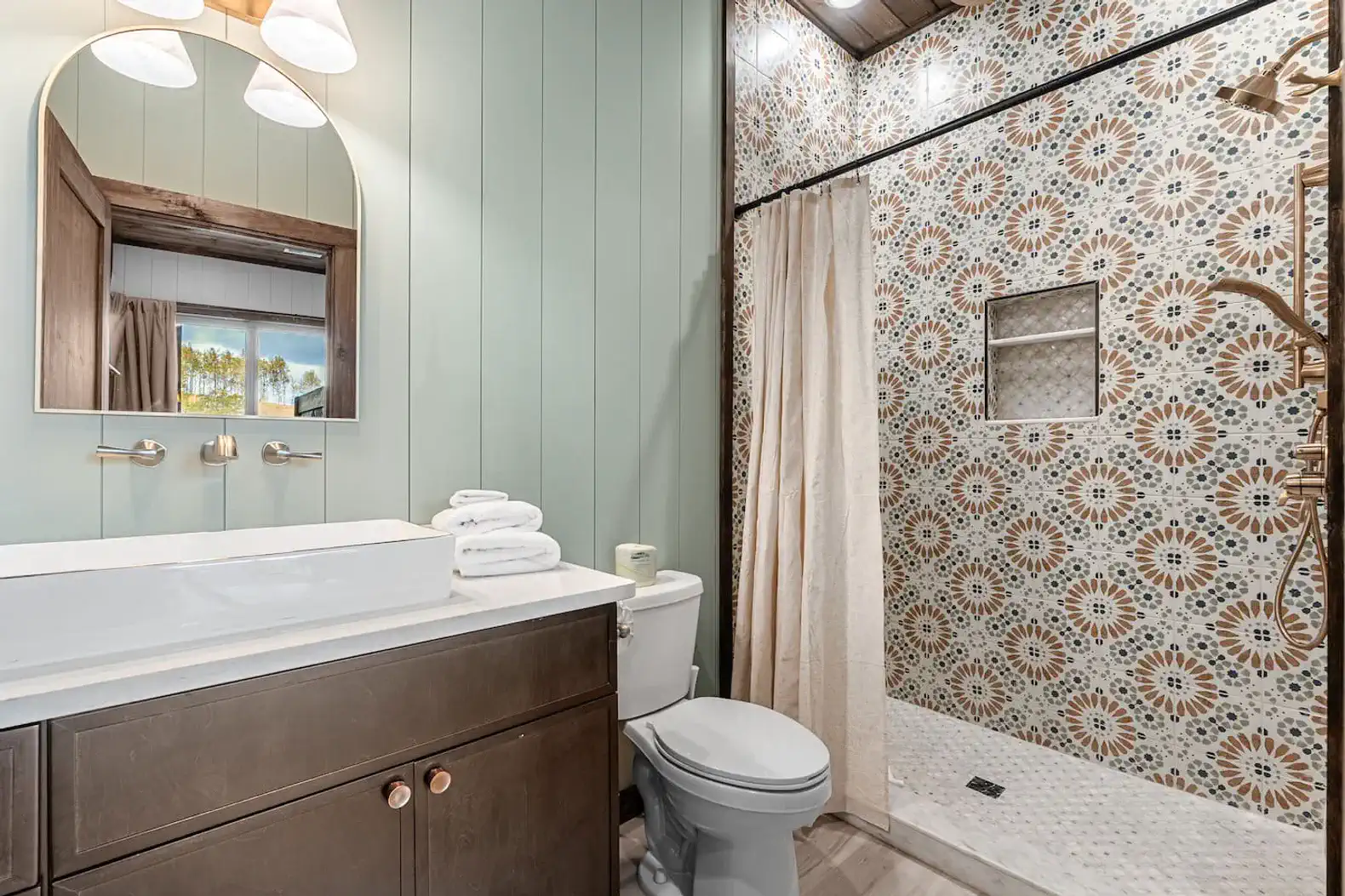 Full bathroom attached to the queen bunk room