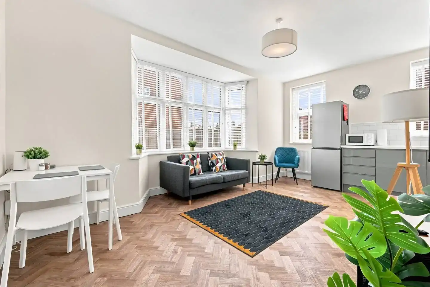 The Royal Serviced Apartments 1 - 1 Bedroom - 1 Shower Room - Superking Bed - Parking - Fast Wi-Fi - Weekly Housekeeping