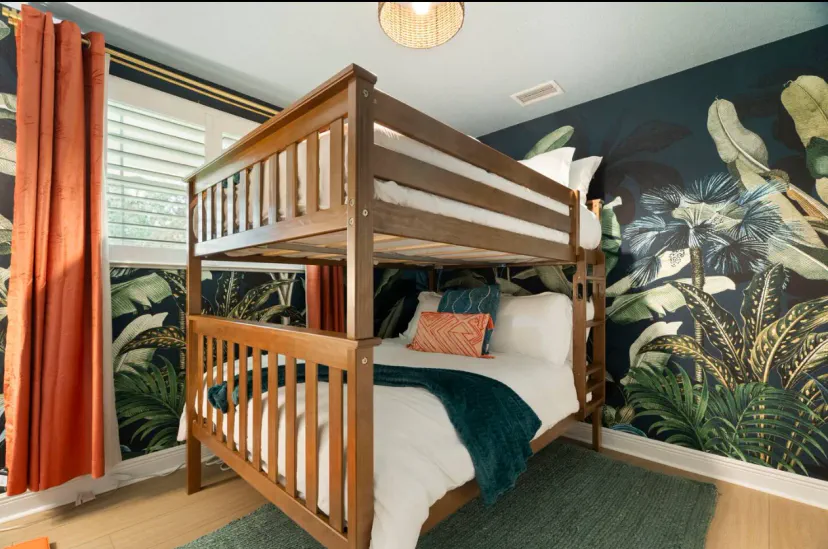 Quarto com beliche localizado no andar de cima.
