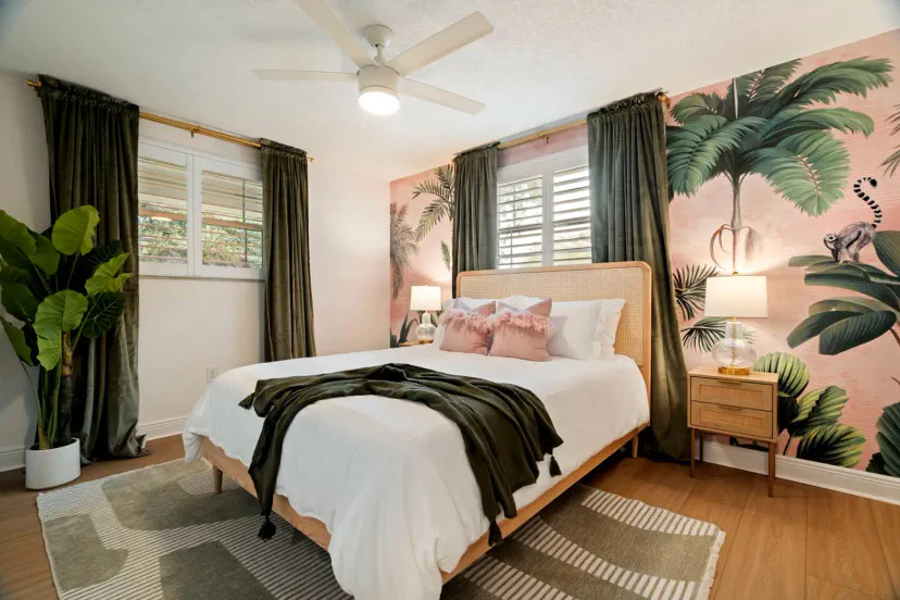 Quarto com cama Queen localizado no andar de cima