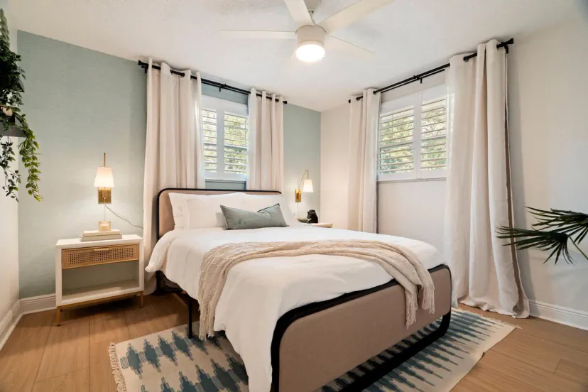 Quarto com cama Queen localizado no andar de cima
