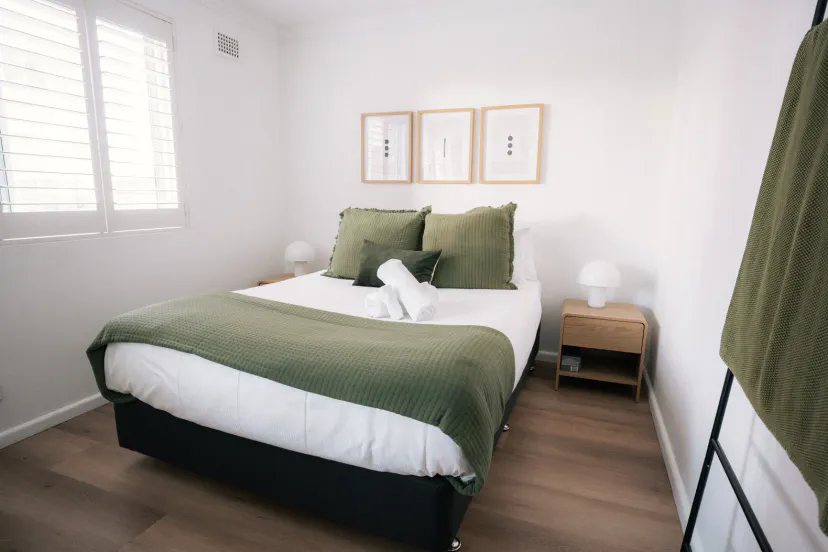 Queen-Size-Bett mit viel Platz darum herum