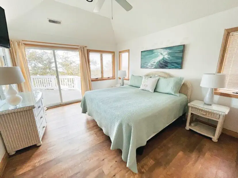 Main-floor king suite