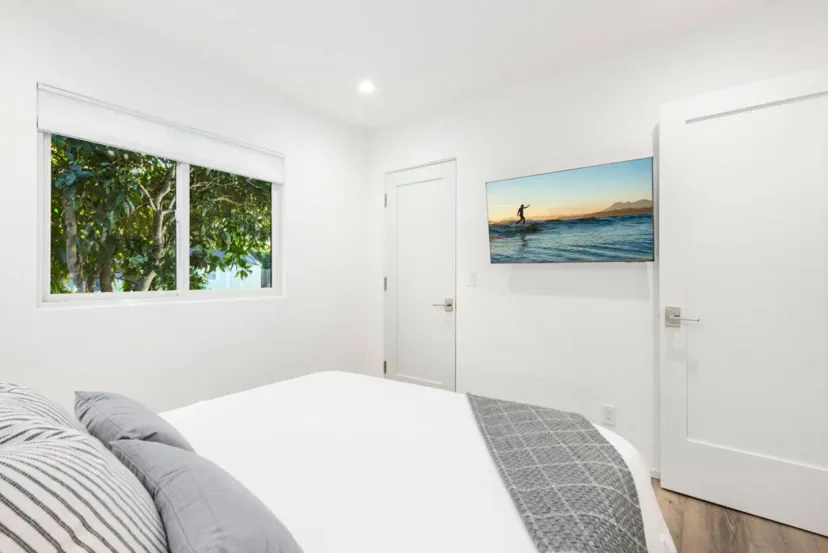 Dormitorio luminoso con una gran ventana y decoración moderna
