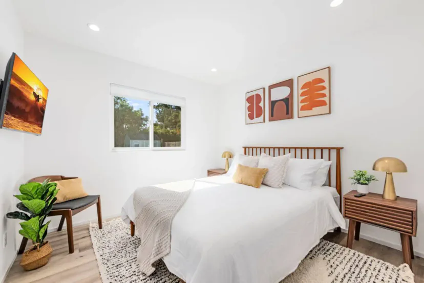 Dormitorio principal luminoso y aireado con decoración moderna y luz natural