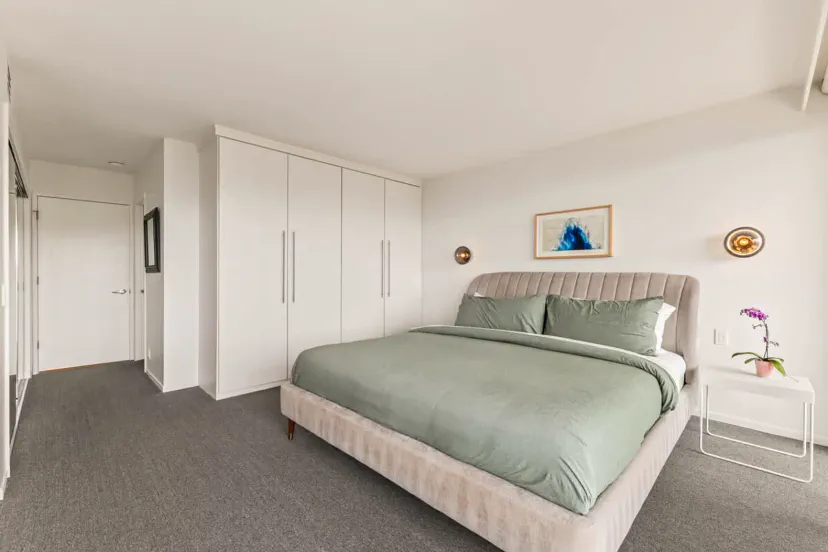 Spacieuse chambre principale avec un grand lit et une décoration moderne
