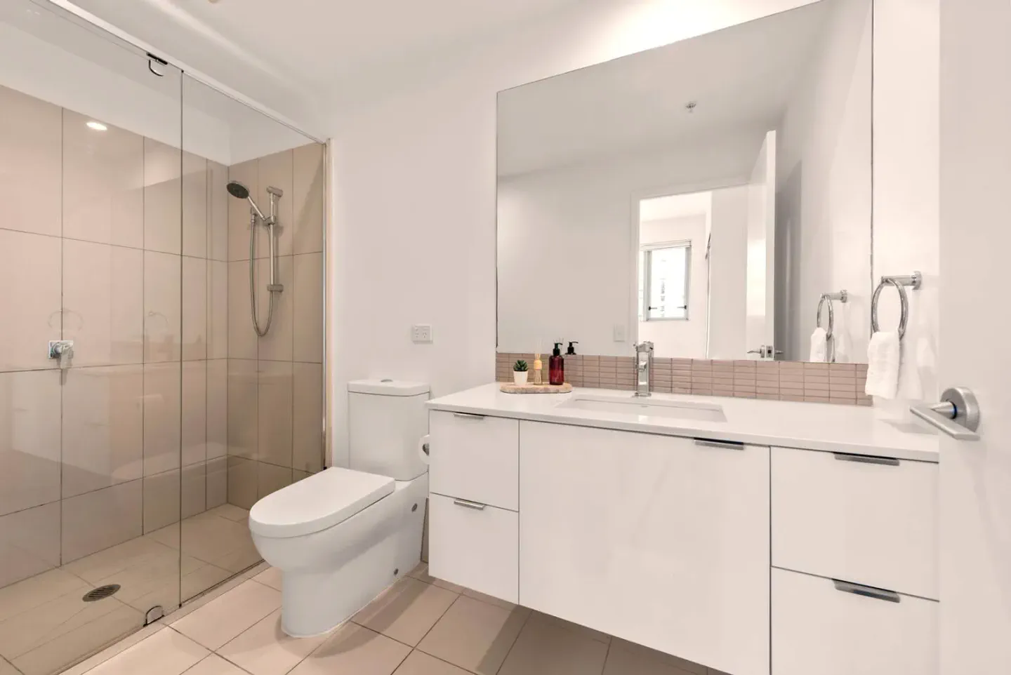 The Plaza |2 Bed • Bright & Comfy • Pool • Parking – photo 14