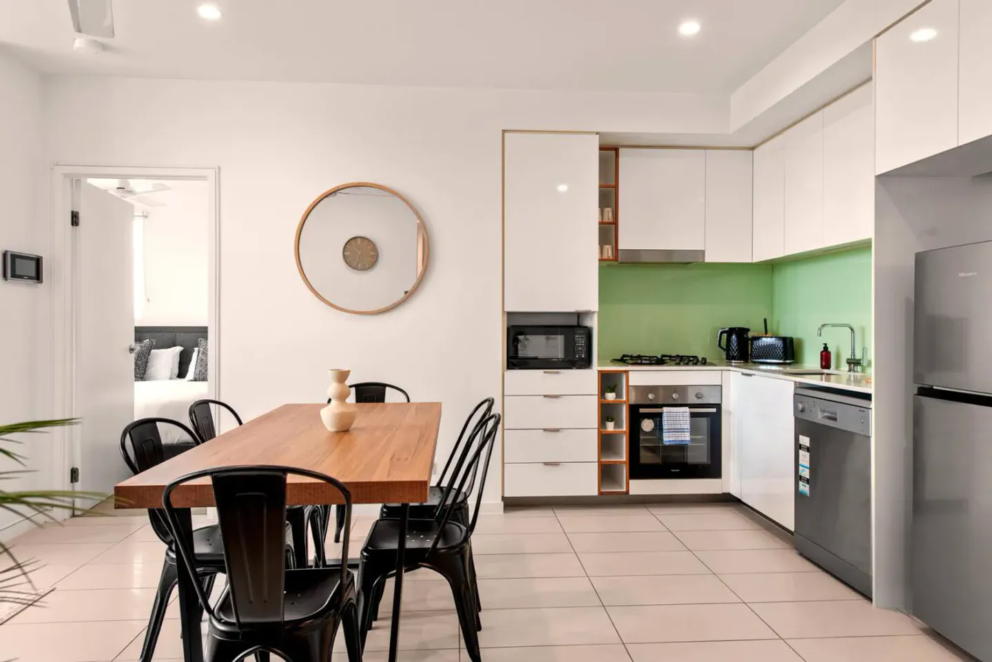 The Plaza |2 Bed • Bright & Comfy • Pool • Parking – photo 2