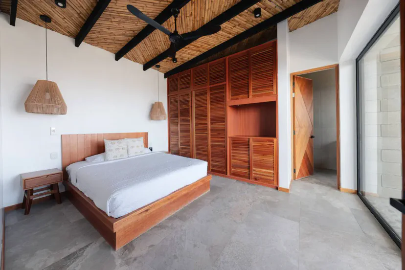 Habitación con cama grande, decoración moderna y armario de madera