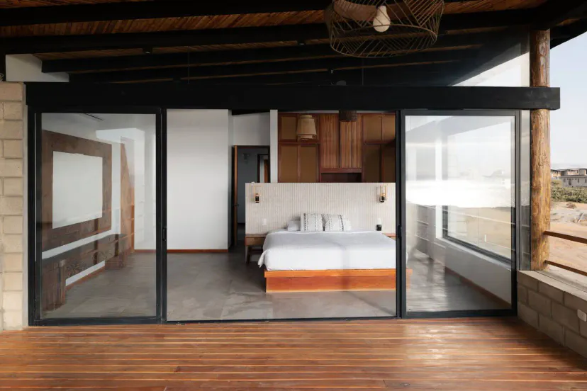 Habitación principal con cama grande y acceso a terraza