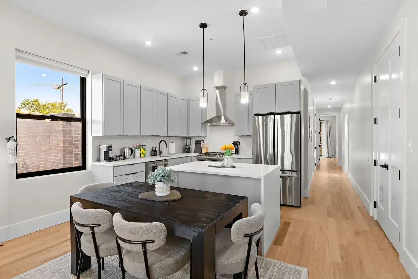 Stylish 3BR Apt w/ Washer & Dryer – photo 3