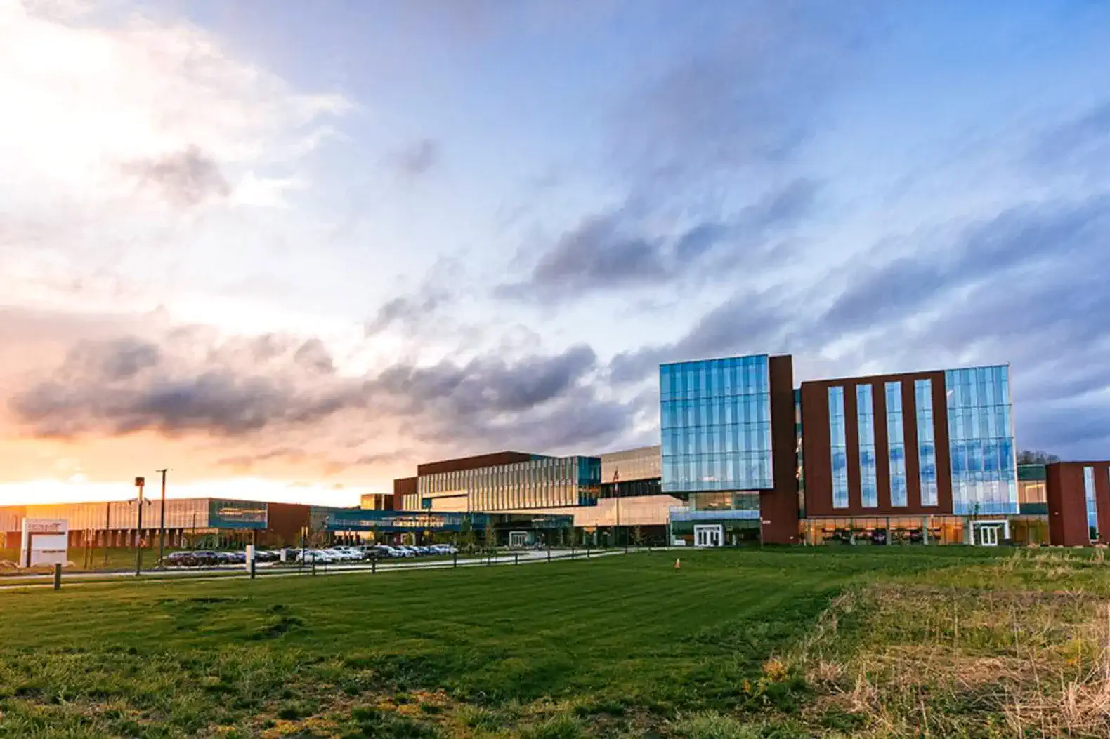  Close to Des Moines University’s brand-new campus, a modern, state-of-the-art medical and academic hub with striking architecture, open green space, and easy access to West Des Moines—ideal for visiting students, faculty, and professionals.