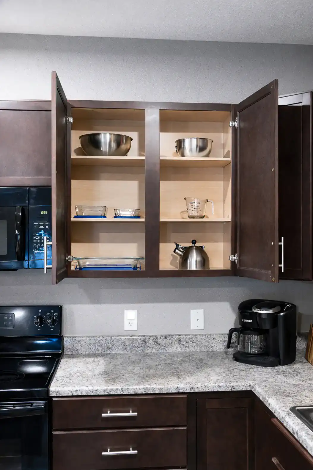 More modern conveniences to ensure a smooth stay; glass cookware, kettle and more.