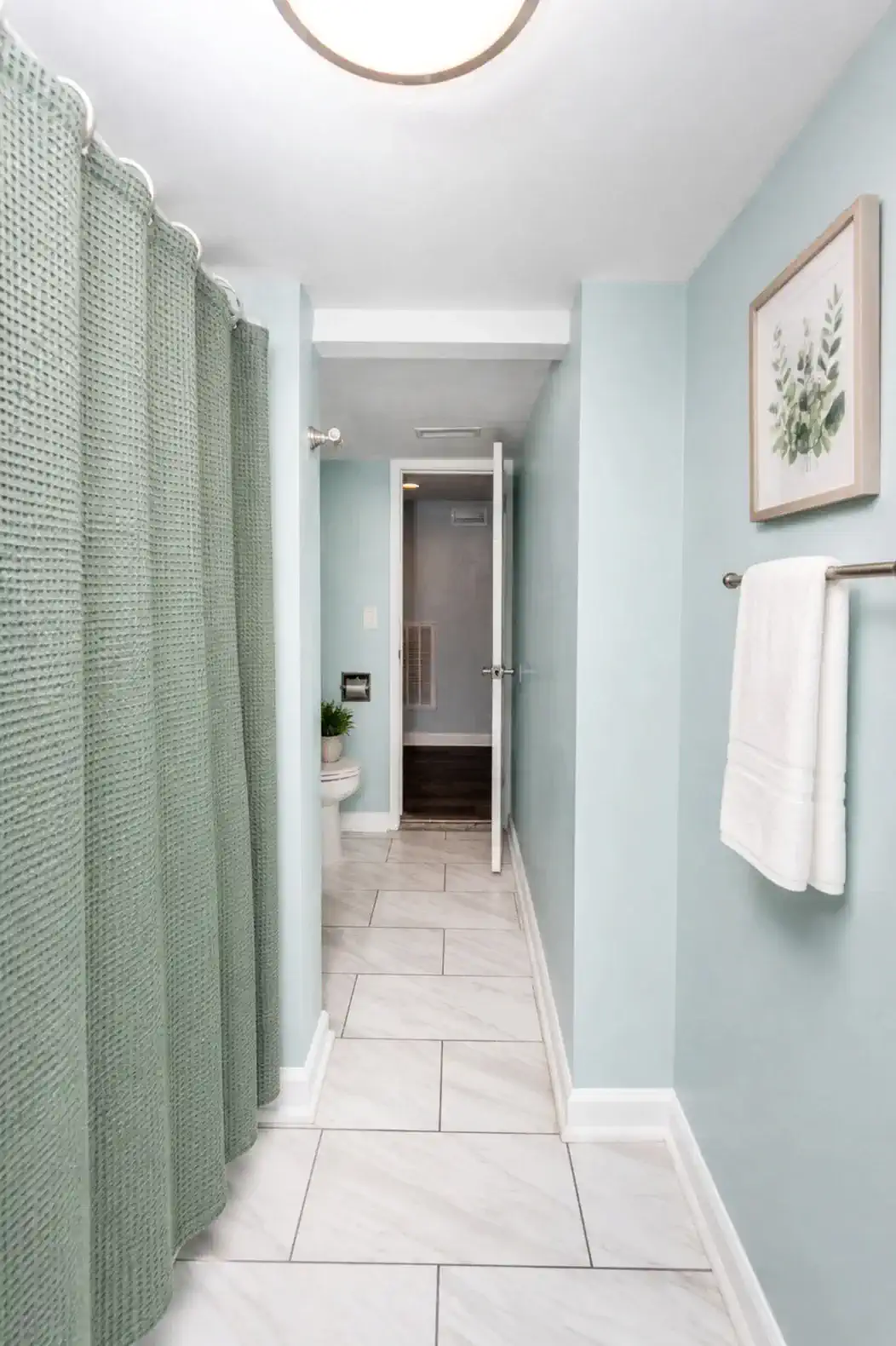 Full bathroom with Tub