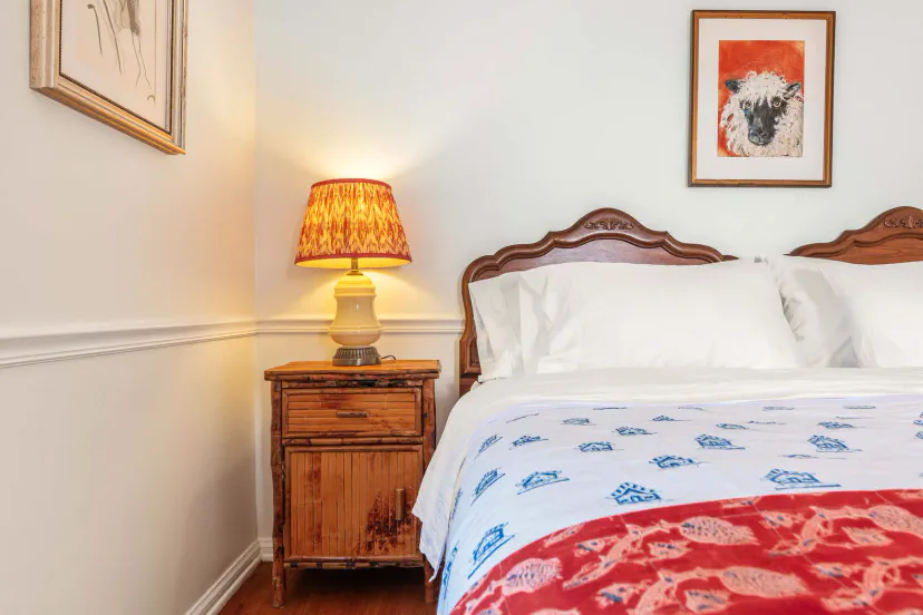 Komfortables King-Gästezimmer mit klassischem kalifornischen Charakter.