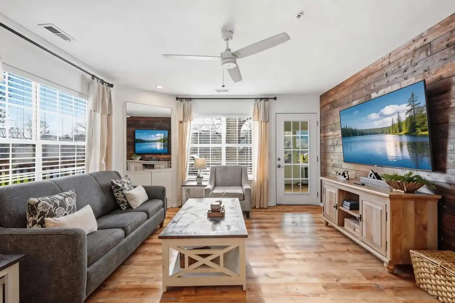 Lakefront condo overlooking Marina – photo 1