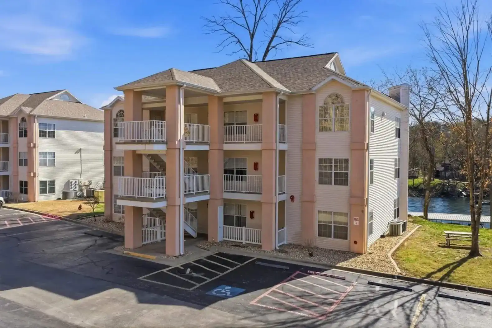 Lakefront condo overlooking Marina – photo 2