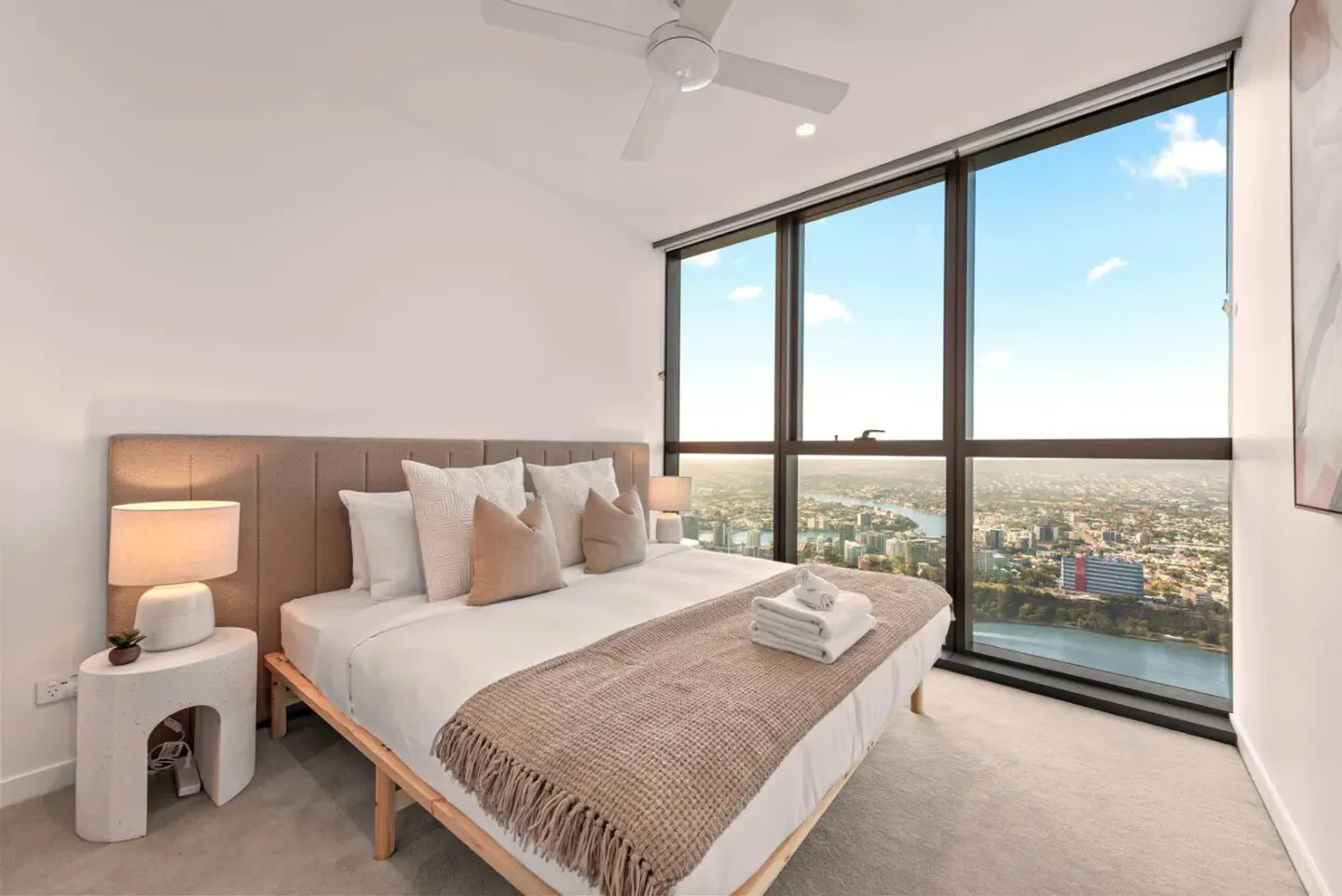 Queen’s Wharf 1BR Skyline Apt with Free Parking – photo 2