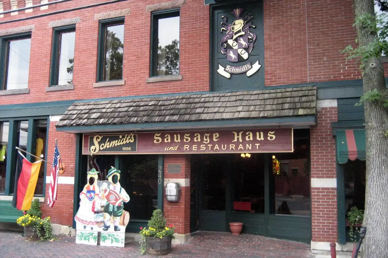Just 3 blocks from the famous Schmidts Sausage Haus